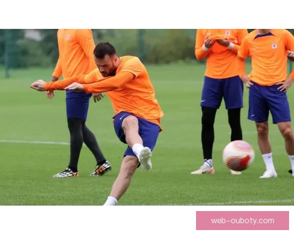 泰山上海冬训三阶段迎阿尔瓦罗